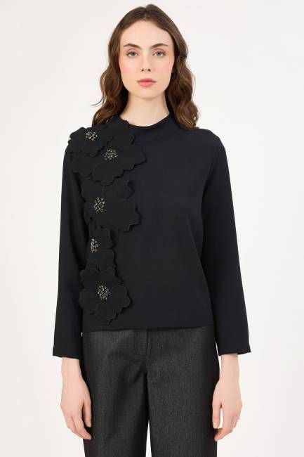 Fever - Tasarım çicek detaylı siyah bluz Fever - Tasarım çicek detaylı siyah bluz