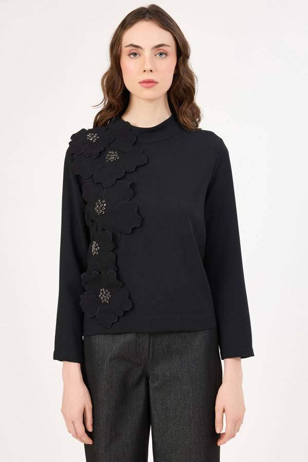 Tasarım çicek detaylı siyah bluz Tasarım çicek detaylı siyah bluz
