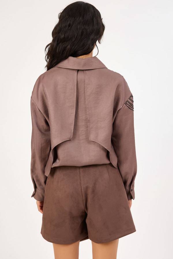 Tek tarafı nakış detaylı tencel gömlek Tek tarafı nakış detaylı tencel gömlek