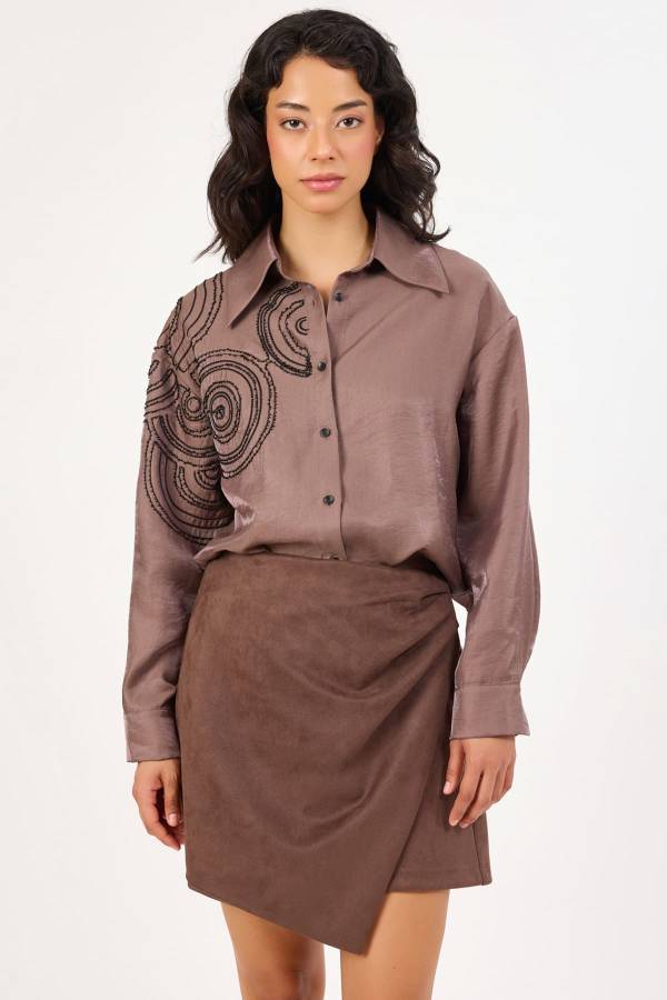 Tek tarafı nakış detaylı tencel gömlek Tek tarafı nakış detaylı tencel gömlek