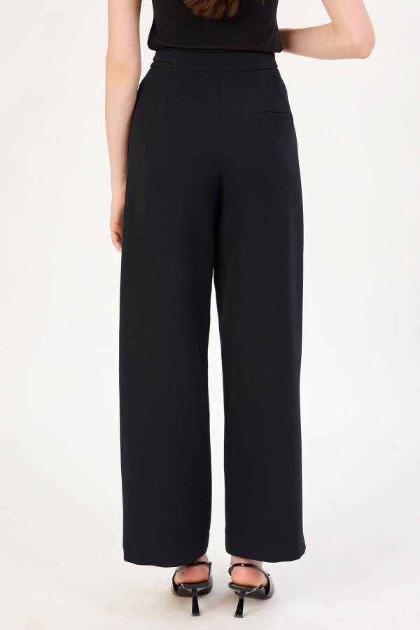 Toka detaylı likralı geniş paça pantolon  Toka detaylı likralı geniş paça pantolon