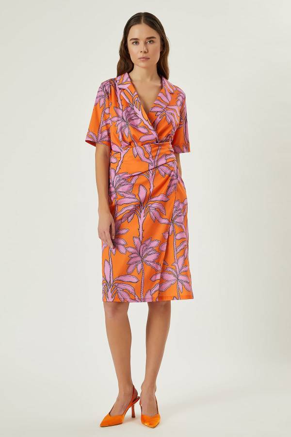 Tropik desenli elbise