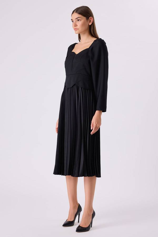 Uzun kollu pileli siyah elbise