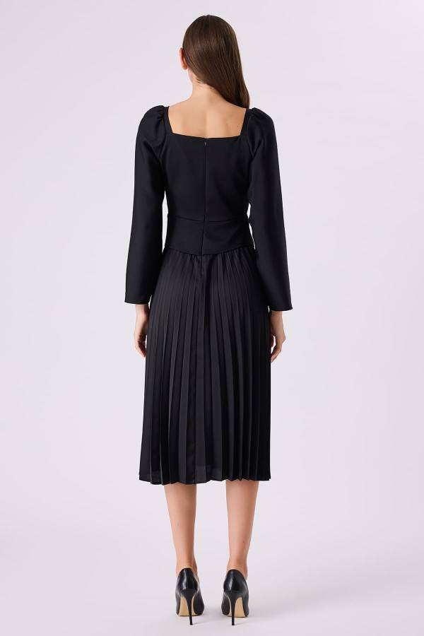 Uzun kollu pileli siyah elbise