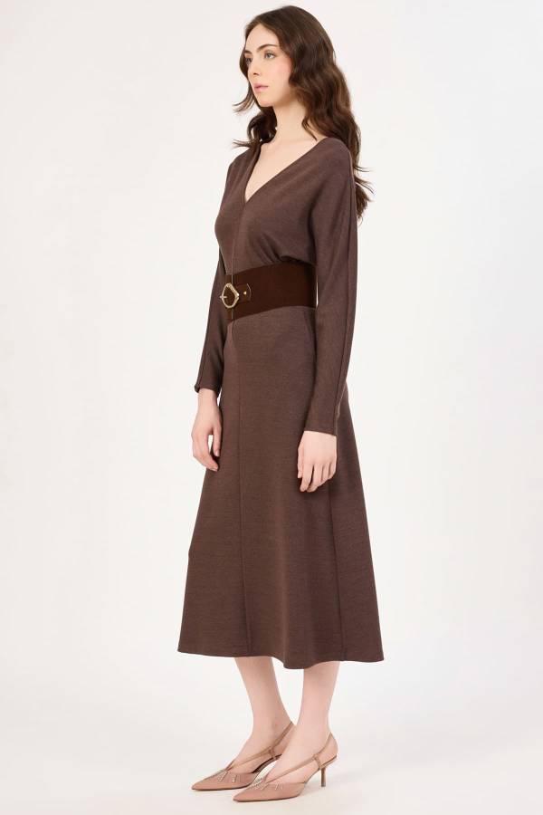 V yakalı süet kemerli midi elbise V yakalı süet kemerli midi elbise