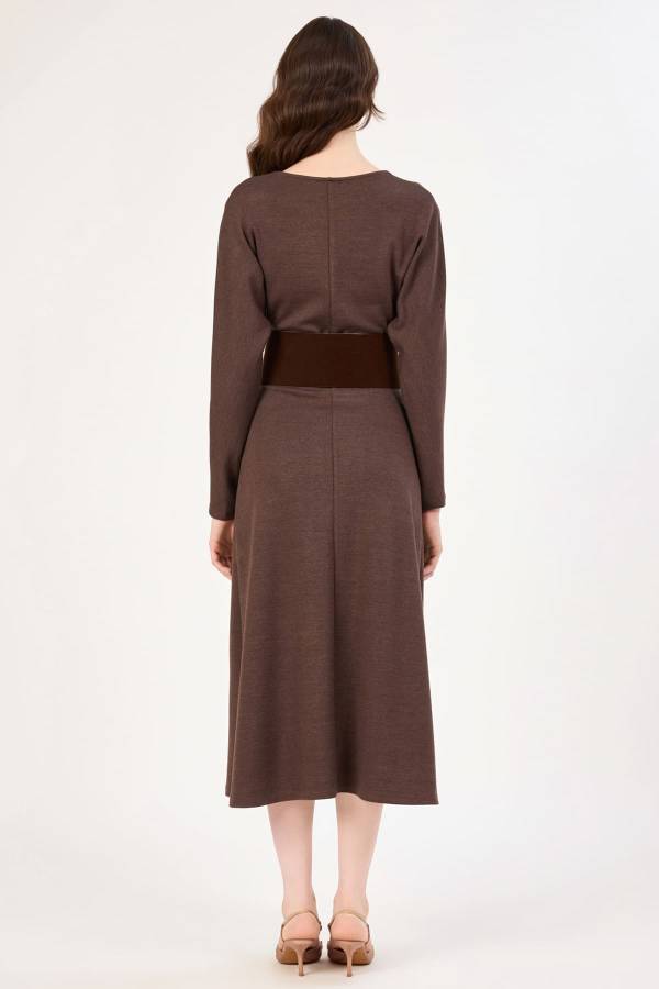 V yakalı süet kemerli midi elbise V yakalı süet kemerli midi elbise