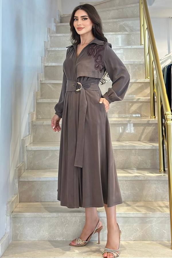 Yakalı nakış detaylı elbise