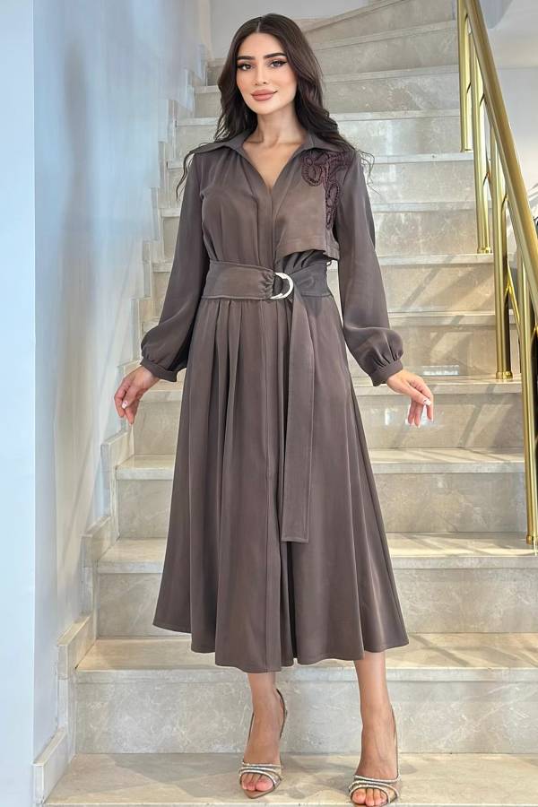 Yakalı nakış detaylı elbise