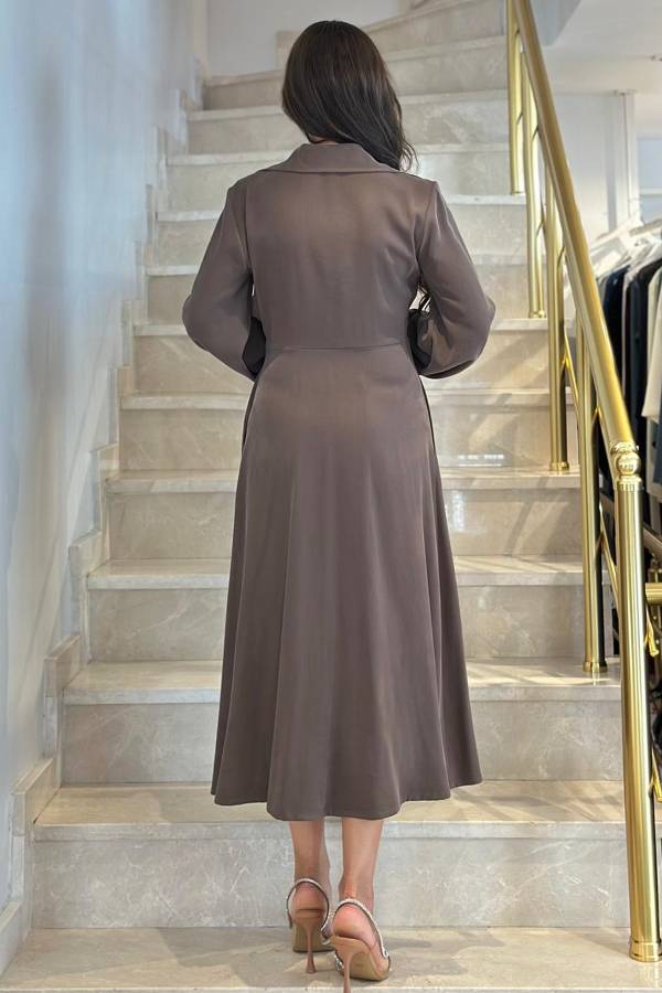 Yakalı nakış detaylı elbise