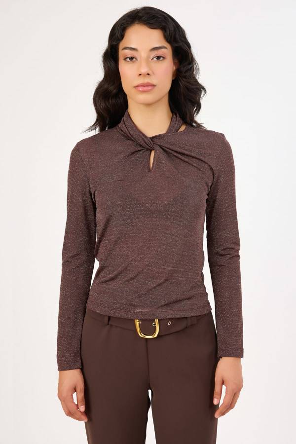 Yakası büzgü detaylı simli bluz