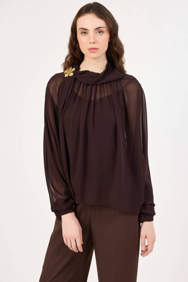 Yakası fiyonk detaylı broş aksesuarlı bluz