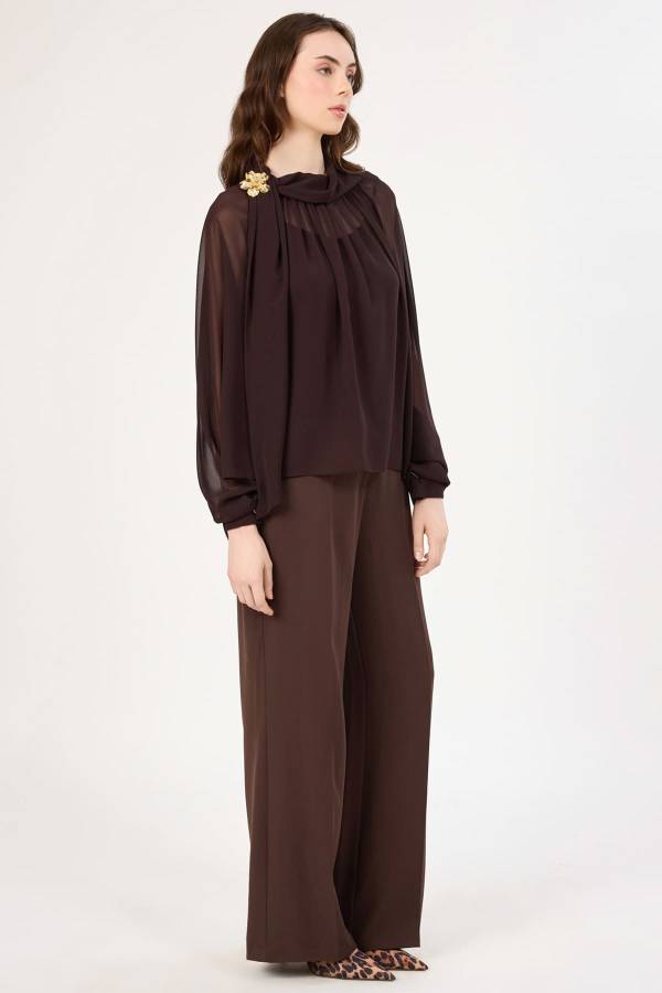 Yakası fiyonk detaylı broş aksesuarlı bluz