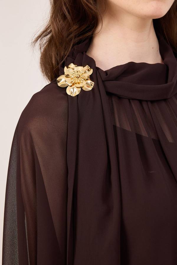 Yakası fiyonk detaylı broş aksesuarlı bluz