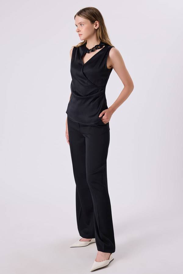 Zincir detaylı krınkıl bluz